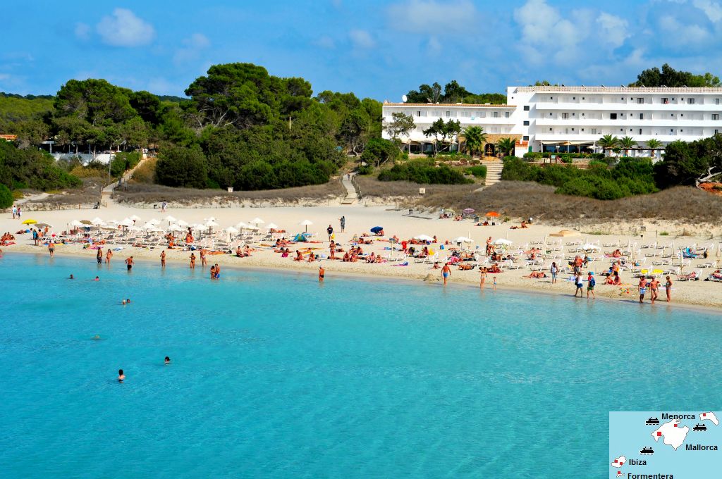 Het Spaanse eiland Formentera staat bekend om zijn witte zandstranden en heldere water. Op de foto zie je het strand van Cala Saona met op de achtergrond het viersterrenhotel Hotel Cala Saona. © Juan Moyano | Dreamstime.comTip: Vakantie op het eiland Formentera..